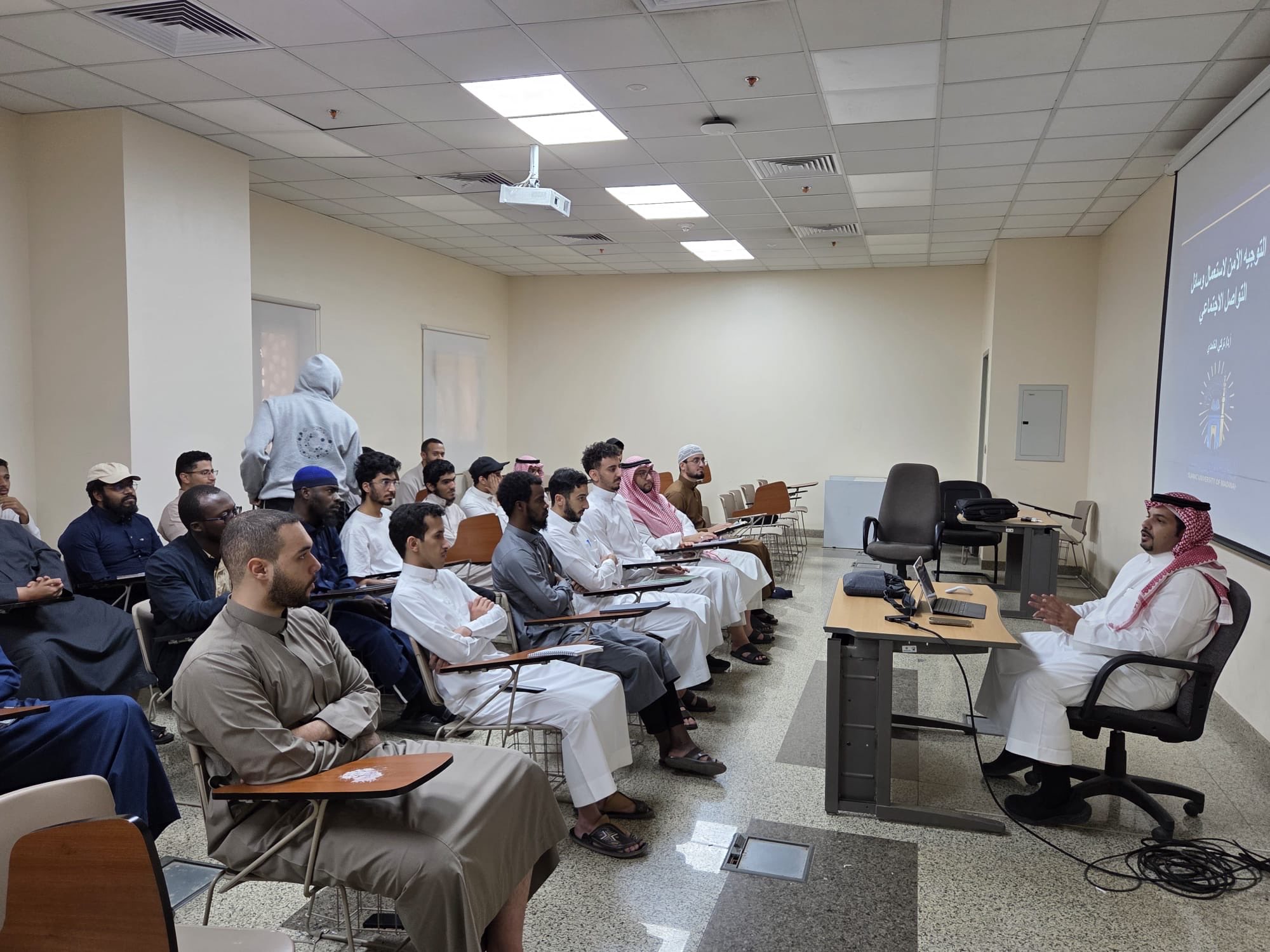 تنفيذ لقاء توعوي لطلاب كلية الحاسب الآلي بالتعاون مع وحدة التوعية الفكرية يوم الثلاثاء 14-رمضان-1447